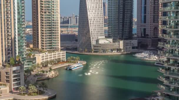 Widok z lotu ptaka na Dubai Marina drapacze chmur mieszkalnych i biurowych z nabrzeżem — Wideo stockowe