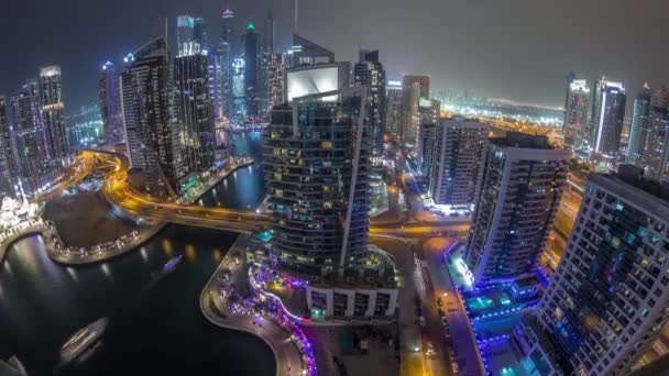 Flygfoto över Dubai Marina bostäder och kontor skyskrapor med vattnet natten timelapse — Stockvideo