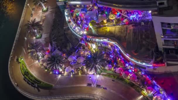 Прогулка по набережной в Дубай Марина антенны ночное время. Дубай, Объединенные Арабские Эмираты — стоковое видео