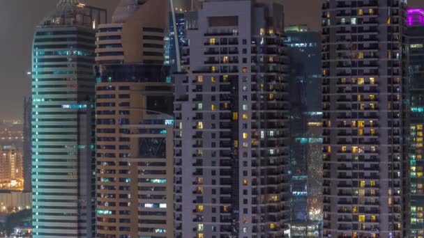 Edificios residenciales y de oficinas en Jumeirah Lake Towers timelapse noche aérea en Dubai, Emiratos Árabes Unidos . — Vídeos de Stock