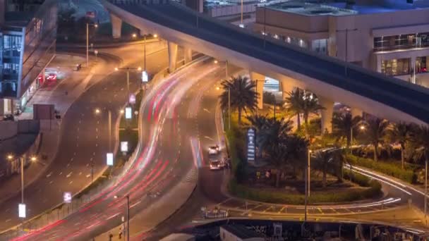 Luchtfoto naar Dubai jachthaven straat met bouwplaats op achtergrond nacht timelapse. — Stockvideo