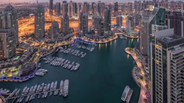 Dubai-Yachthafen-Wolkenkratzer und Jumeirah-Seetürme Blick von der obersten Antenne Nacht auf Tag Zeitraffer in den Vereinigten Arabischen Emiraten. — Stockvideo