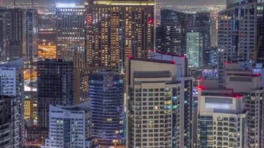 Dubai Marina gökdelenleri ve Jumeirah göl kuleleri Birleşik Arap Emirlikleri 'nin en üst düzey hava gece zaman çizelgesinden görünüyor..