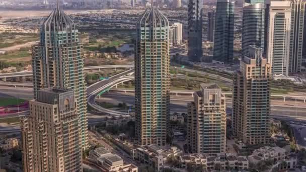 阿拉伯联合酋长国从空中俯瞰迪拜的摩天大楼和胡梅拉赫湖塔楼. — 图库视频影像