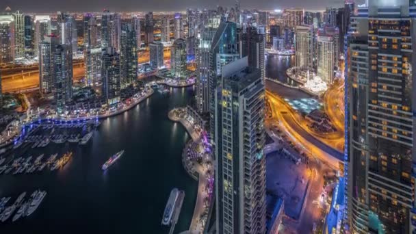 Dubaj Marina mrakodrapy a jumeirah jezero věže pohled z horní letecké noci timelapse ve Spojených arabských emirátech. — Stock video