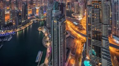 Dubai Marina gökdelenleri ve Jumeirah göl kuleleri Birleşik Arap Emirlikleri 'nde gece gündüz gökdelenlerin manzarası.