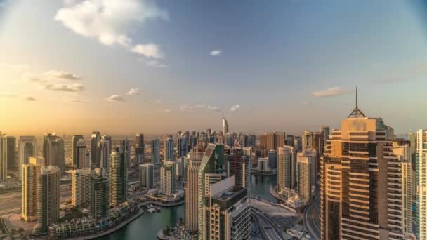 Dubai Marina Wolkenkratzer und Jumeirah Lake Türme Sonnenaufgang Blick von der obersten Antenne Zeitraffer in den Vereinigten Arabischen Emiraten. — Stockvideo