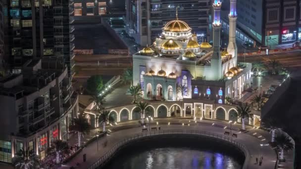 Moderne residentiële architectuur van Dubai Marina en Mohammed Bin Ahmed Almulla Moskee lucht nacht timelapse — Stockvideo