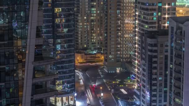 Vista de vários arranha-céus e torres em Dubai Marina a partir de cima timelapse noite aérea — Vídeo de Stock