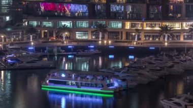 Dubai Marina Limanı 'ndaki rıhtım güvertesi gece uçuşları. Dubai, Birleşik Arap Emirlikleri