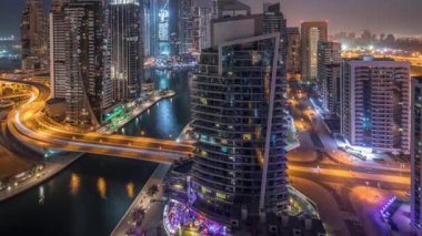 Dubai Marina konutlarının ve ofis gökdelenlerinin havadan görüntüsü. Gece gündüz deniz manzaralı.