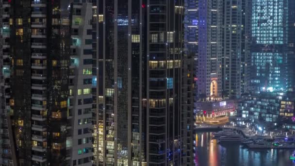 Вид с воздуха на жилые и офисные небоскребы Dubai Marina с ночной набережной — стоковое видео