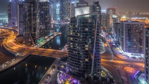Letecký pohled na Dubaj Marina obytné a kancelářské mrakodrapy s nábřeží noc timelapse — Stock video