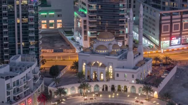 Σύγχρονη οικιστική αρχιτεκτονική του Ντουμπάι Μαρίνα και Mohammed Bin Ahmed Almulla Τζαμί εναέρια νύχτα με την ημέρα timelapse — Αρχείο Βίντεο