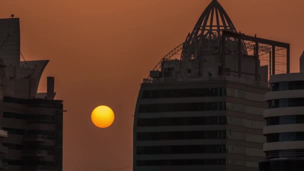 Lever de soleil entre immeubles résidentiels et bureaux dans le quartier JLT timelapse aérienne à Dubaï, Émirats arabes unis . — Video