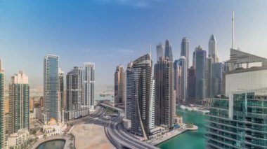 Dubai Marina yerleşim ve ofis gökdelenlerinin deniz manzarası.