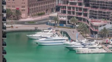 Dubai Marina Limanı 'ndaki rıhtım güvertesi, zaman ayarlı. Dubai, Birleşik Arap Emirlikleri