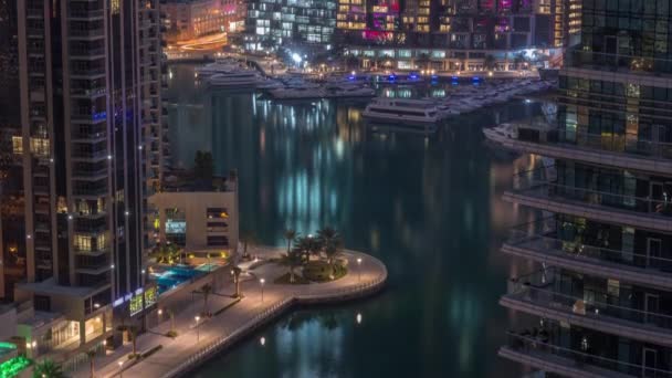 Passeio marítimo na Marina do Dubai noite aérea para o dia timelapse. Dubai, Emirados Árabes Unidos — Vídeo de Stock