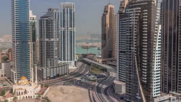 Dubai Marina 'daki çeşitli gökdelenlerin ve kulelerin yukarıdan görünüşü — Stok video