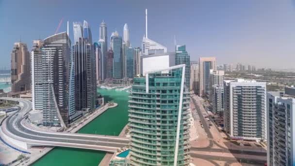 Vista aérea dos arranha-céus residenciais e de escritório da Marina do Dubai com a timelapse à beira-mar — Vídeo de Stock