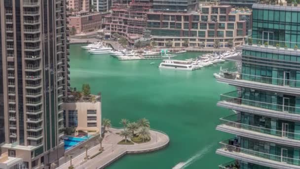 Waterfront promenade in Dubai Marina luchtfoto timelapse. Dubai, Verenigde Arabische Emiraten — Stockvideo