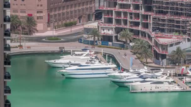 Promenade au bord de l'eau à Dubai Marina timelapse aérien. Dubai, Émirats arabes unis — Video
