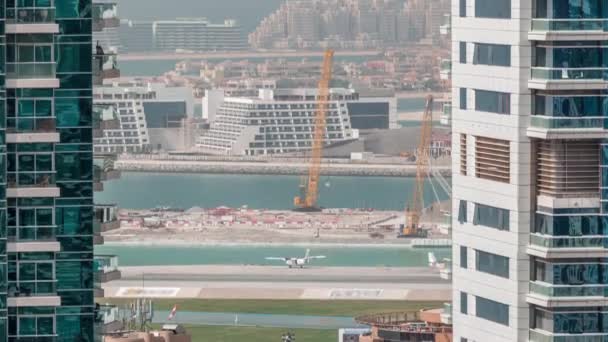 Flygfoto över Dubai marina skyskrapor med byggarbetsplats och Palm Jumeirah Island på bakgrund timelapse. — Stockvideo