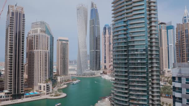Αεροφωτογραφία του Ντουμπάι Μαρίνα κατοικίες και ουρανοξύστες γραφείο με προκυμαία — Αρχείο Βίντεο