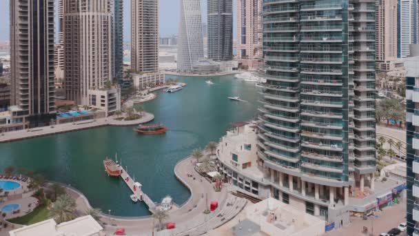 Flygfoto över Dubai Marina bostäder och kontor skyskrapor med strandpromenad — Stockvideo