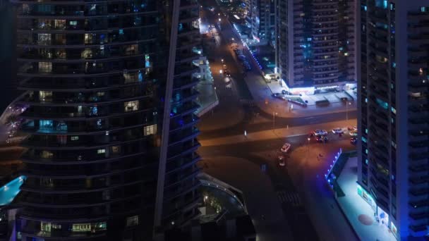 Vista di vari grattacieli e torri a Dubai Marina dall'alto vista aerea notturna — Video Stock