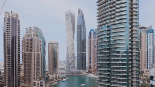 Flygfoto över Dubai Marina bostäder och kontor skyskrapor med strandpromenad — Stockvideo