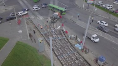 Tramvay raylarının kesiştiği yol, inşaat alanı