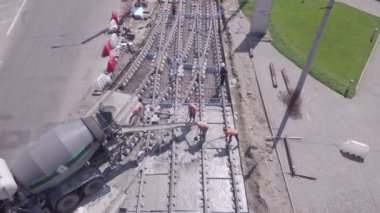 Tramvay raylarının kesiştiği yol, inşaat alanı