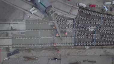 Tramvay raylarının kesiştiği yol, inşaat alanı