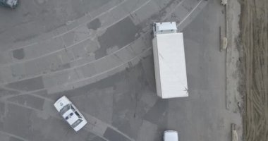 Tramvay raylarının kesiştiği yol, inşaat alanı