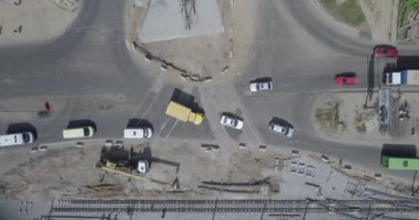 Tramvay raylarının kesiştiği yol, inşaat alanı