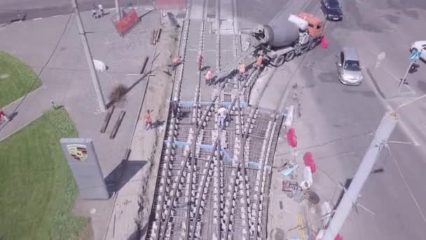 Reconstrucción de carreteras con intersección de rieles de tranvía, obras de construcción — Vídeo de stock