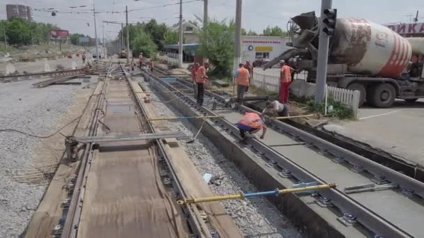Ανακατασκευή οδού με διασταύρωση σιδηροτροχιών τραμ, εργοτάξιο — Αρχείο Βίντεο
