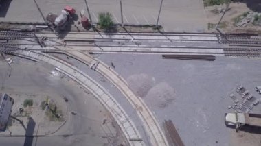 Tramvay raylarının kesiştiği yol, inşaat alanı