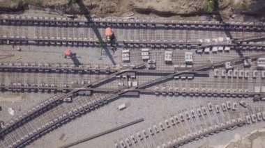 Tramvay raylarının kesiştiği yol, inşaat alanı