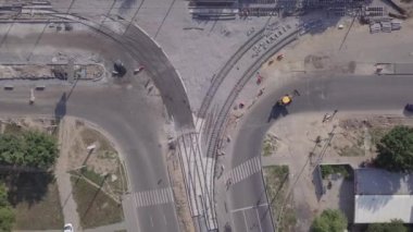 Tramvay raylarının kesiştiği yol, inşaat alanı