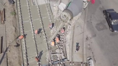 Tramvay raylarının kesiştiği yol, inşaat alanı