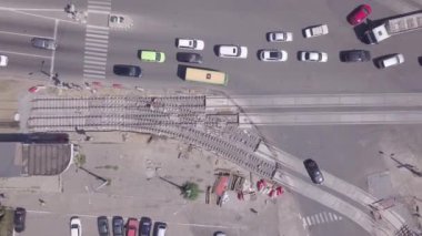 Tramvay raylarının kesiştiği yol, inşaat alanı