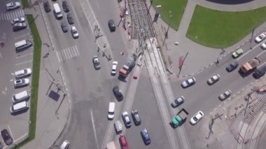 Tramvay raylarının kesiştiği yol, inşaat alanı