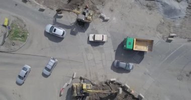 Tramvay raylarının kesiştiği yol, inşaat alanı