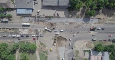 Tramvay raylarının kesiştiği yol, inşaat alanı