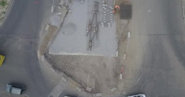 Tramvay raylarının kesiştiği yol, inşaat alanı