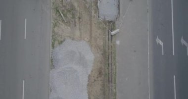 Tramvay raylarının kesiştiği yol, inşaat alanı