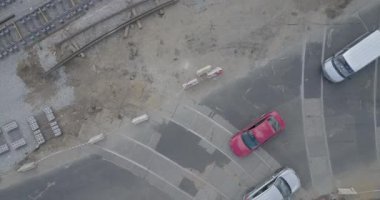 Tramvay raylarının kesiştiği yol, inşaat alanı