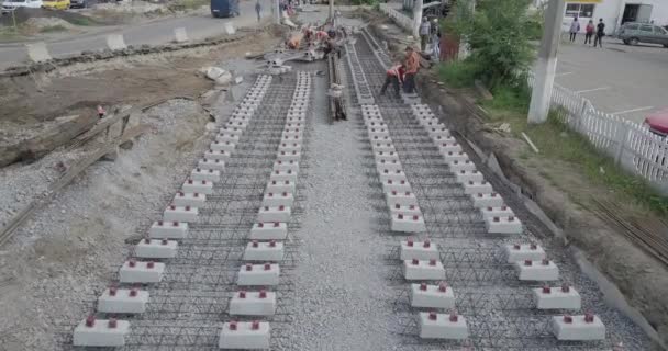 Reconstruction de routes avec intersection de rails de tramway, chantier de construction — Video